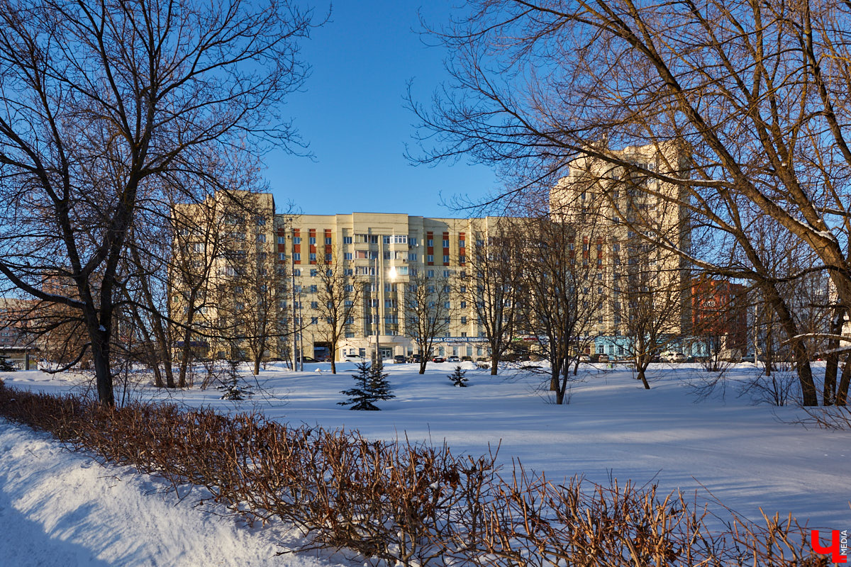 Эмоции, игра, метафора в облике строений, колоннады и арки — все это черты постмодернизма. Вместе с Людмилой Басмановой, членом Союза архитекторов России, мы составили обзор зданий в этом сложном, но довольно необычном архитектурном стиле.