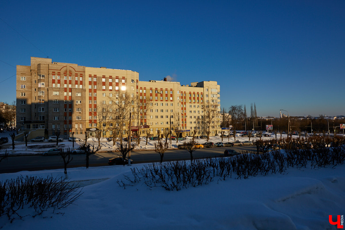 Эмоции, игра, метафора в облике строений, колоннады и арки — все это черты постмодернизма. Вместе с Людмилой Басмановой, членом Союза архитекторов России, мы составили обзор зданий в этом сложном, но довольно необычном архитектурном стиле.