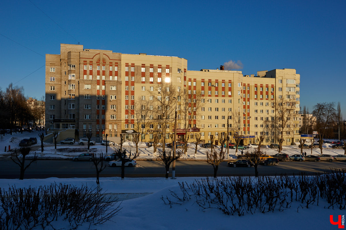 Эмоции, игра, метафора в облике строений, колоннады и арки — все это черты постмодернизма. Вместе с Людмилой Басмановой, членом Союза архитекторов России, мы составили обзор зданий в этом сложном, но довольно необычном архитектурном стиле.