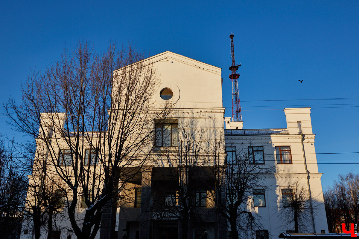 Эмоции, игра, метафора в облике строений, колоннады и арки — все это черты постмодернизма. Вместе с Людмилой Басмановой, членом Союза архитекторов России, мы составили обзор зданий в этом сложном, но довольно необычном архитектурном стиле.