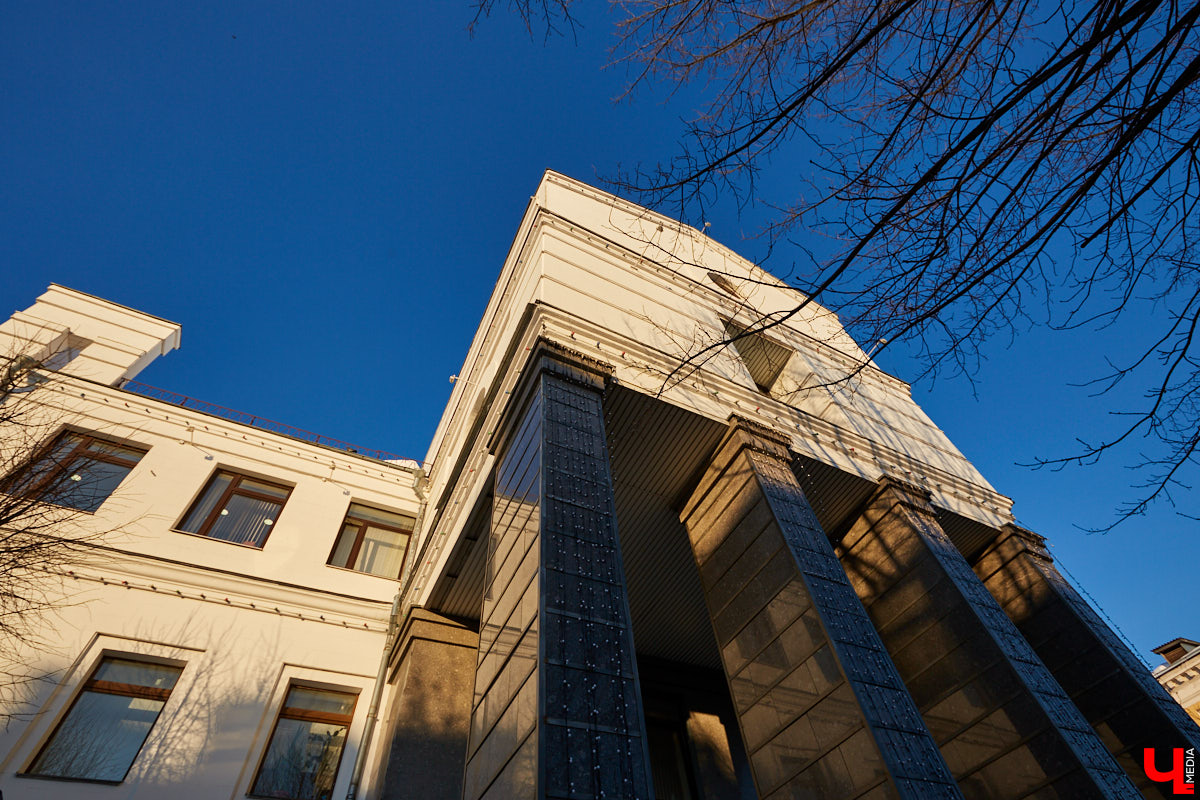 Эмоции, игра, метафора в облике строений, колоннады и арки — все это черты постмодернизма. Вместе с Людмилой Басмановой, членом Союза архитекторов России, мы составили обзор зданий в этом сложном, но довольно необычном архитектурном стиле.