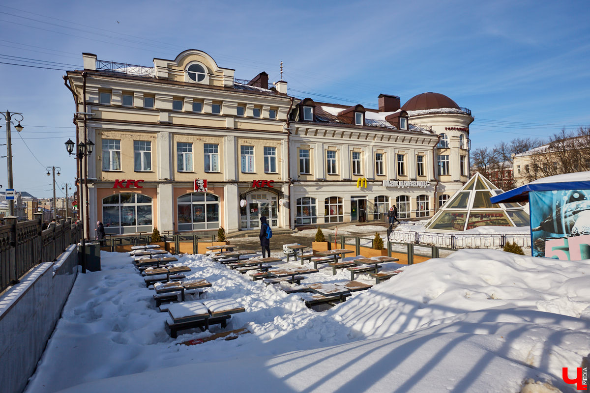 Эмоции, игра, метафора в облике строений, колоннады и арки — все это черты постмодернизма. Вместе с Людмилой Басмановой, членом Союза архитекторов России, мы составили обзор зданий в этом сложном, но довольно необычном архитектурном стиле.