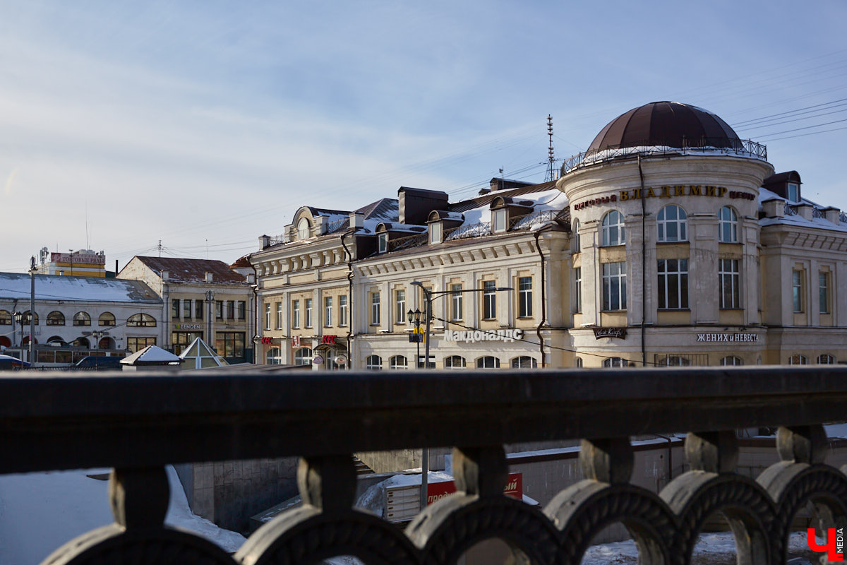 Эмоции, игра, метафора в облике строений, колоннады и арки — все это черты постмодернизма. Вместе с Людмилой Басмановой, членом Союза архитекторов России, мы составили обзор зданий в этом сложном, но довольно необычном архитектурном стиле.