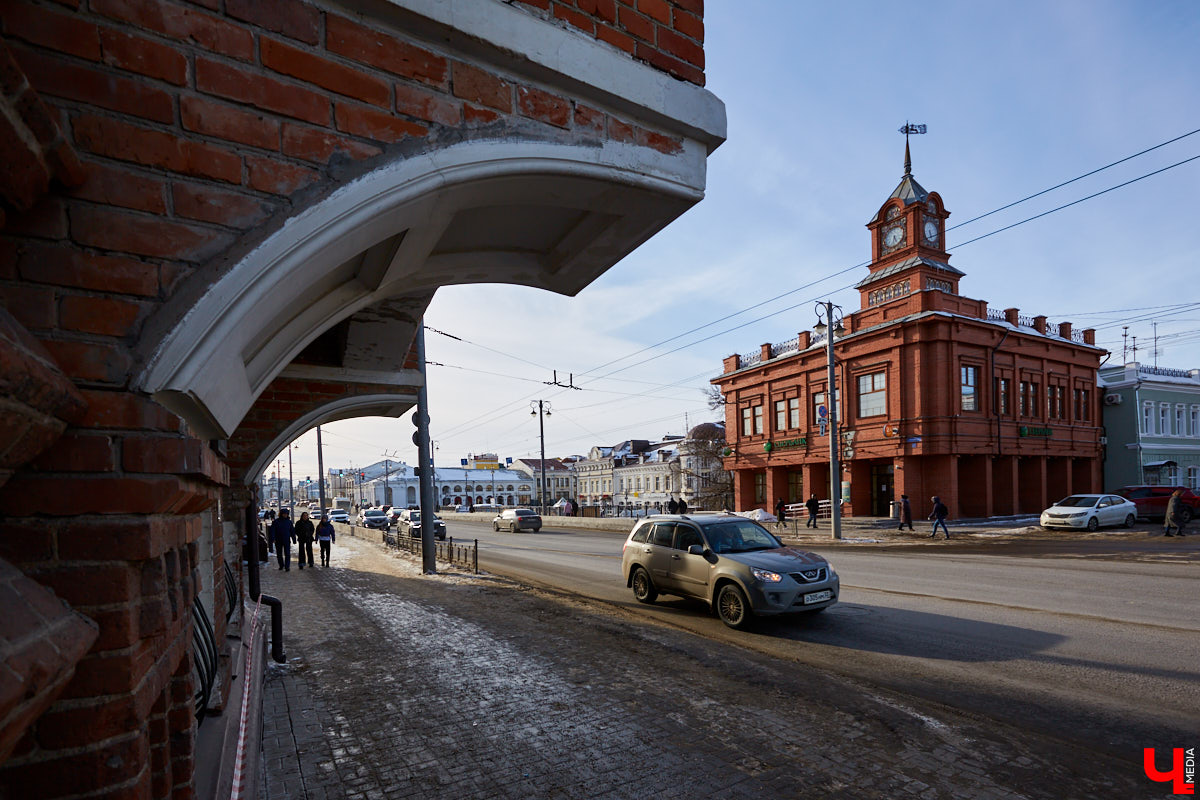 Эмоции, игра, метафора в облике строений, колоннады и арки — все это черты постмодернизма. Вместе с Людмилой Басмановой, членом Союза архитекторов России, мы составили обзор зданий в этом сложном, но довольно необычном архитектурном стиле.