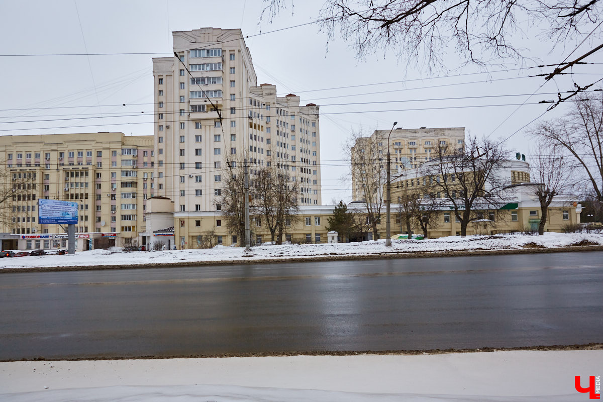 Эмоции, игра, метафора в облике строений, колоннады и арки — все это черты постмодернизма. Вместе с Людмилой Басмановой, членом Союза архитекторов России, мы составили обзор зданий в этом сложном, но довольно необычном архитектурном стиле.