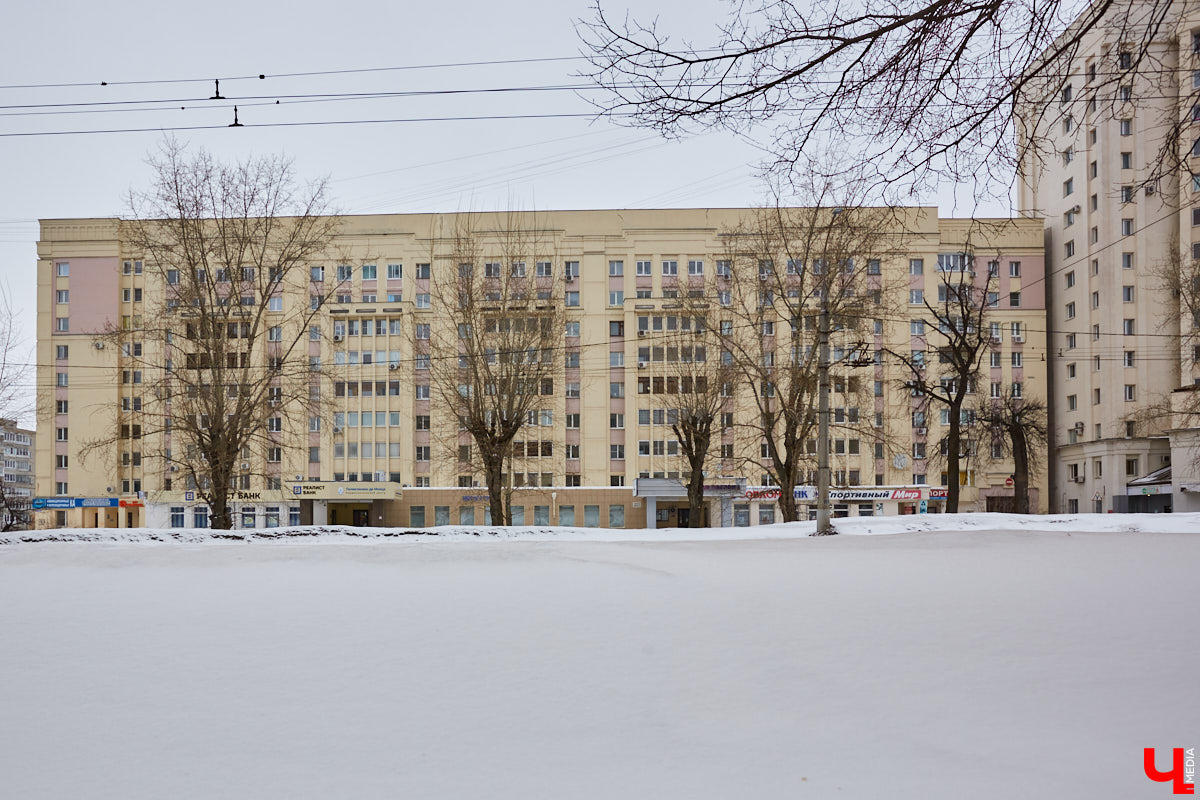 Эмоции, игра, метафора в облике строений, колоннады и арки — все это черты постмодернизма. Вместе с Людмилой Басмановой, членом Союза архитекторов России, мы составили обзор зданий в этом сложном, но довольно необычном архитектурном стиле.