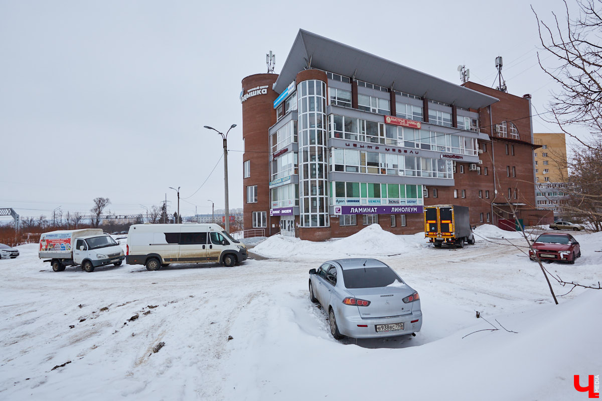 Эмоции, игра, метафора в облике строений, колоннады и арки — все это черты постмодернизма. Вместе с Людмилой Басмановой, членом Союза архитекторов России, мы составили обзор зданий в этом сложном, но довольно необычном архитектурном стиле.