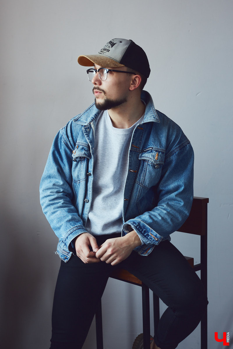 Таргетолог в TikTok и фильм-мейкер Олег Ван транслирует через внешний вид особое отношение к жизни. О чем же говорят джинсы-скинни, нунчаки, вещмешок и свитер, как у героя фильмов «Брат» и «Брат-2»?