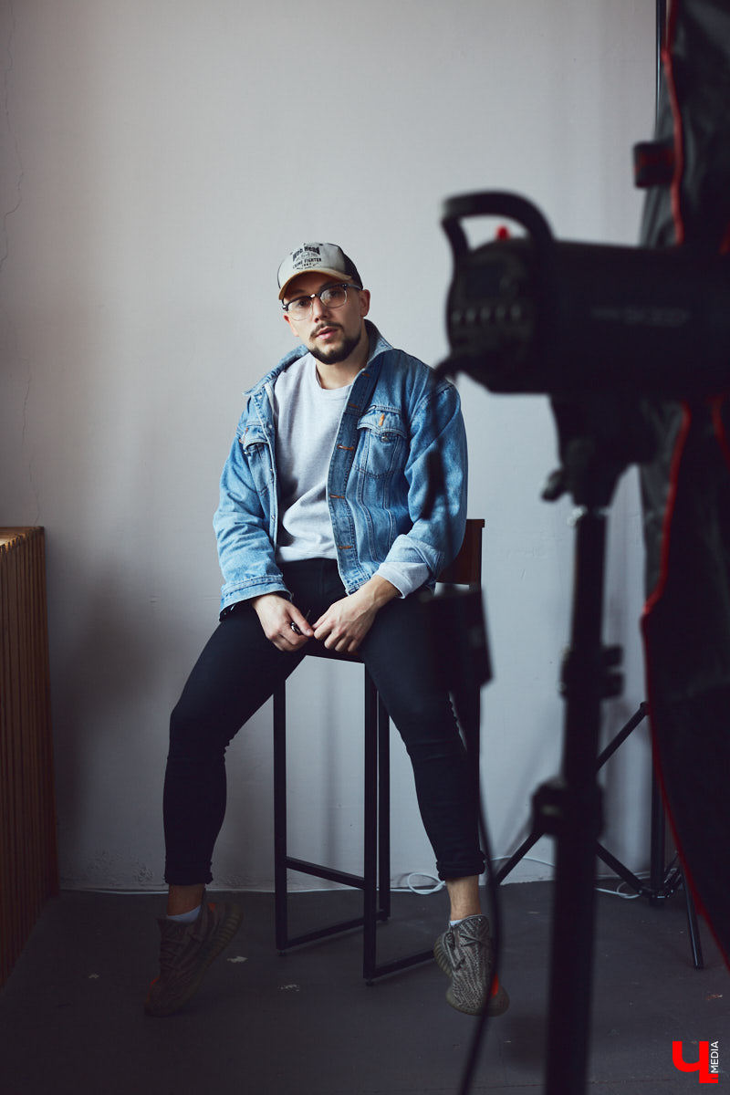 Таргетолог в TikTok и фильм-мейкер Олег Ван транслирует через внешний вид особое отношение к жизни. О чем же говорят джинсы-скинни, нунчаки, вещмешок и свитер, как у героя фильмов «Брат» и «Брат-2»?