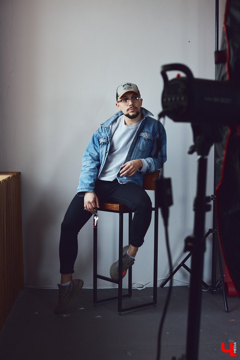 Таргетолог в TikTok и фильм-мейкер Олег Ван транслирует через внешний вид особое отношение к жизни. О чем же говорят джинсы-скинни, нунчаки, вещмешок и свитер, как у героя фильмов «Брат» и «Брат-2»?