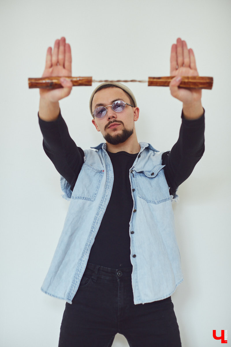 Таргетолог в TikTok и фильм-мейкер Олег Ван транслирует через внешний вид особое отношение к жизни. О чем же говорят джинсы-скинни, нунчаки, вещмешок и свитер, как у героя фильмов «Брат» и «Брат-2»?