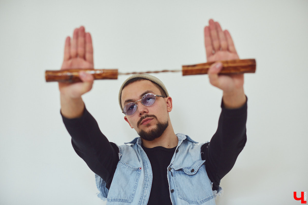 Таргетолог в TikTok и фильм-мейкер Олег Ван транслирует через внешний вид особое отношение к жизни. О чем же говорят джинсы-скинни, нунчаки, вещмешок и свитер, как у героя фильмов «Брат» и «Брат-2»?