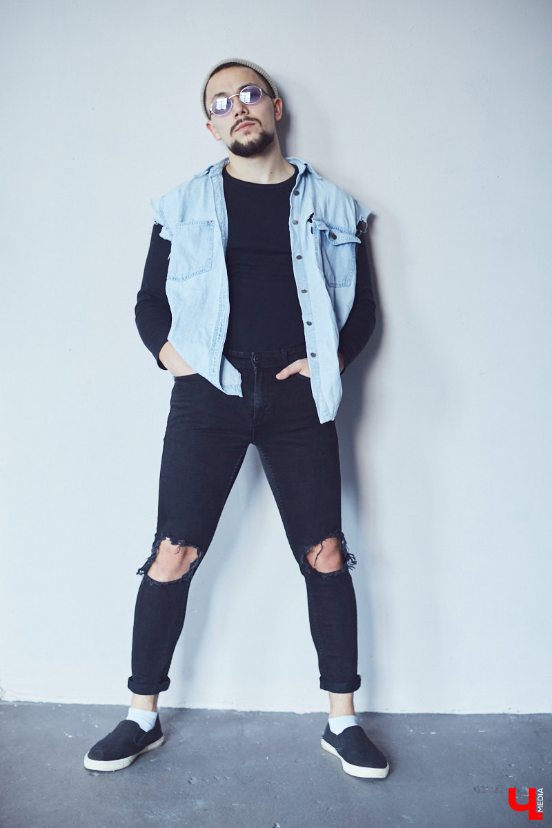 Таргетолог в TikTok и фильм-мейкер Олег Ван транслирует через внешний вид особое отношение к жизни. О чем же говорят джинсы-скинни, нунчаки, вещмешок и свитер, как у героя фильмов «Брат» и «Брат-2»?