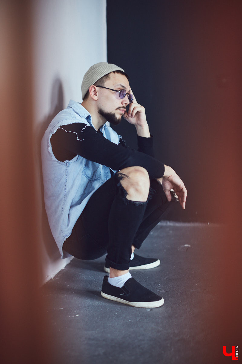 Таргетолог в TikTok и фильм-мейкер Олег Ван транслирует через внешний вид особое отношение к жизни. О чем же говорят джинсы-скинни, нунчаки, вещмешок и свитер, как у героя фильмов «Брат» и «Брат-2»?