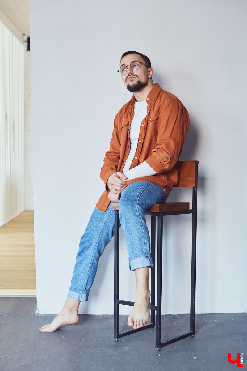 Таргетолог в TikTok и фильм-мейкер Олег Ван транслирует через внешний вид особое отношение к жизни. О чем же говорят джинсы-скинни, нунчаки, вещмешок и свитер, как у героя фильмов «Брат» и «Брат-2»?