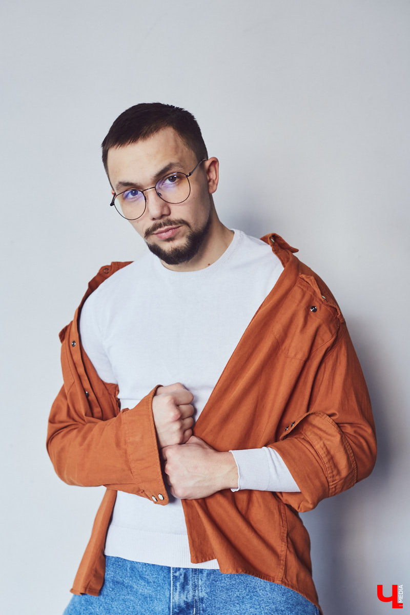 Таргетолог в TikTok и фильм-мейкер Олег Ван транслирует через внешний вид особое отношение к жизни. О чем же говорят джинсы-скинни, нунчаки, вещмешок и свитер, как у героя фильмов «Брат» и «Брат-2»?