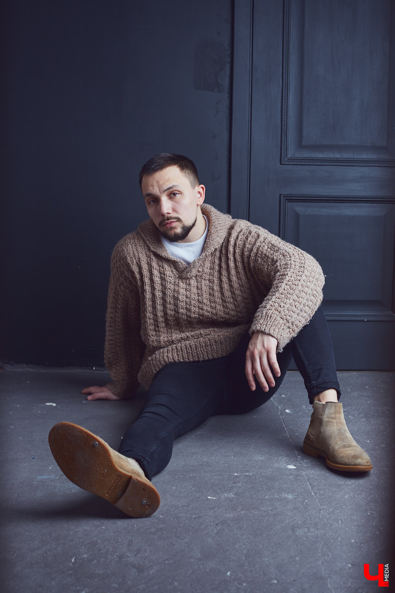 Таргетолог в TikTok и фильм-мейкер Олег Ван транслирует через внешний вид особое отношение к жизни. О чем же говорят джинсы-скинни, нунчаки, вещмешок и свитер, как у героя фильмов «Брат» и «Брат-2»?