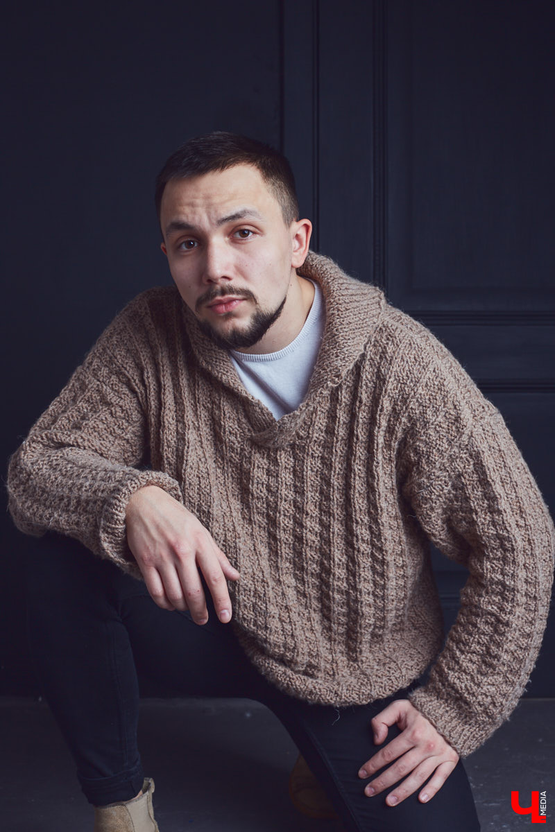 Таргетолог в TikTok и фильм-мейкер Олег Ван транслирует через внешний вид особое отношение к жизни. О чем же говорят джинсы-скинни, нунчаки, вещмешок и свитер, как у героя фильмов «Брат» и «Брат-2»?