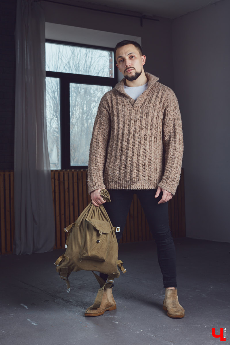 Таргетолог в TikTok и фильм-мейкер Олег Ван транслирует через внешний вид особое отношение к жизни. О чем же говорят джинсы-скинни, нунчаки, вещмешок и свитер, как у героя фильмов «Брат» и «Брат-2»?