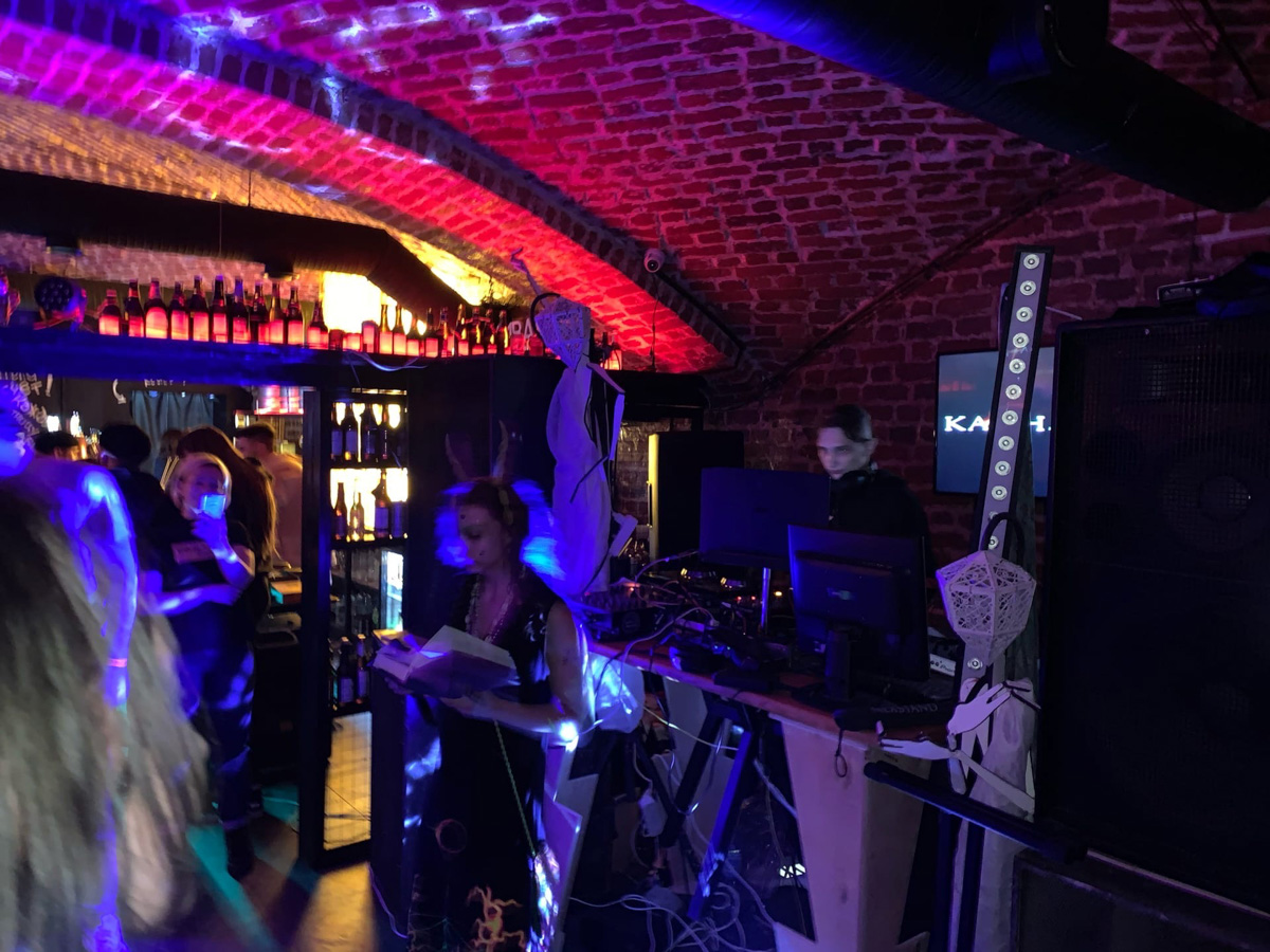 Теперь не обязательно скучать по КаZантипу: во Владимире появился свой рейв-кластер KATHARSYS. О планах на серию музыкальных мероприятий и дебютной вечеринке рассказал организатор Даня Дубровный.