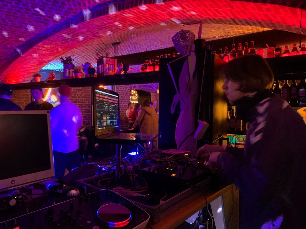 Теперь не обязательно скучать по КаZантипу: во Владимире появился свой рейв-кластер KATHARSYS. О планах на серию музыкальных мероприятий и дебютной вечеринке рассказал организатор Даня Дубровный.