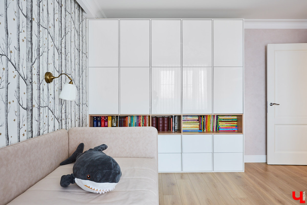 Сделать в квартире детские - задачка интересная, но непростая. Особенно, если комнаты предназначены для девочек, которые не любят розовый цвет.