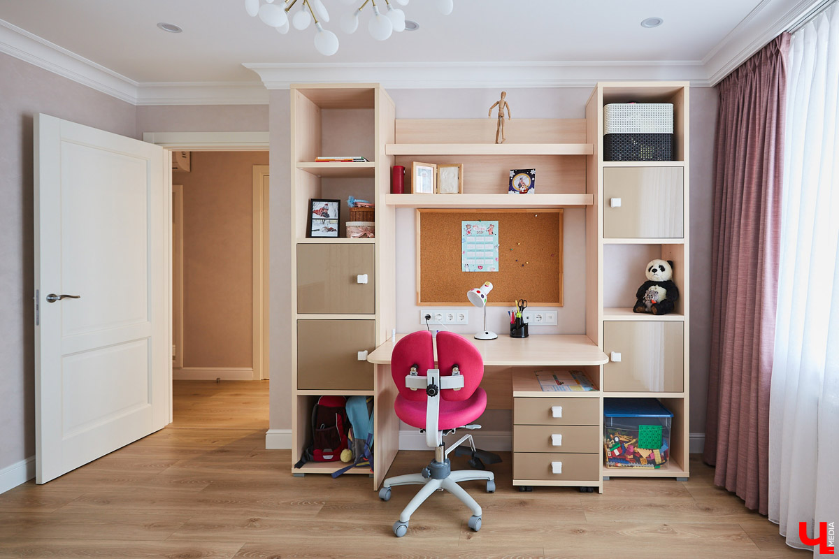 Сделать в квартире детские - задачка интересная, но непростая. Особенно, если комнаты предназначены для девочек, которые не любят розовый цвет.