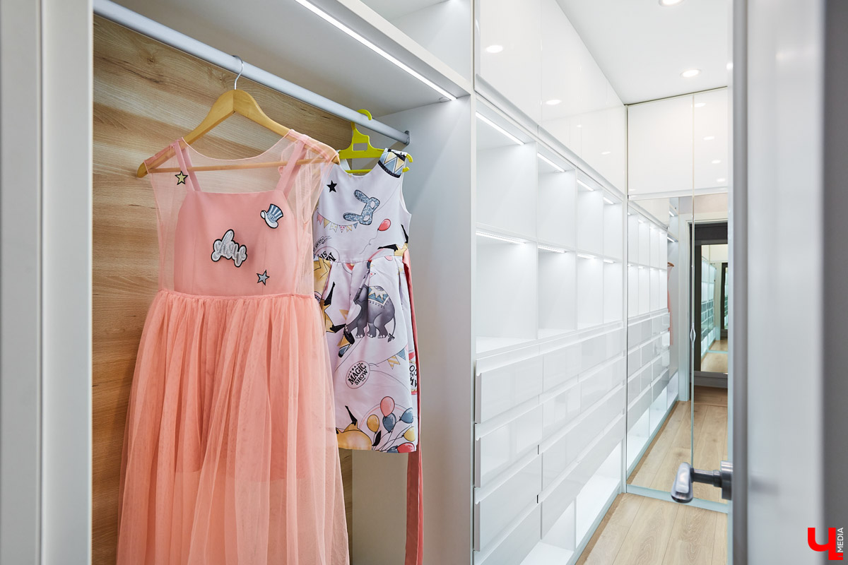 Сделать в квартире детские - задачка интересная, но непростая. Особенно, если комнаты предназначены для девочек, которые не любят розовый цвет.