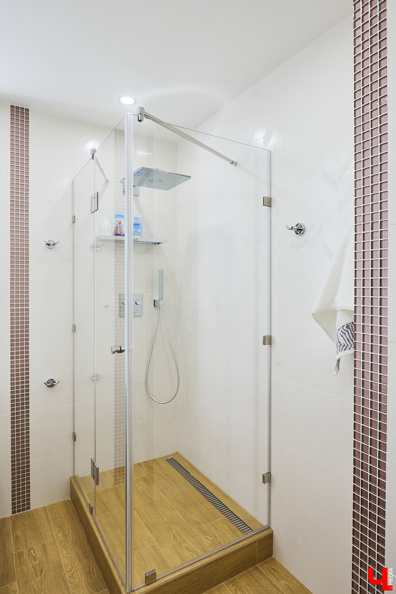 Сделать в квартире детские - задачка интересная, но непростая. Особенно, если комнаты предназначены для девочек, которые не любят розовый цвет.