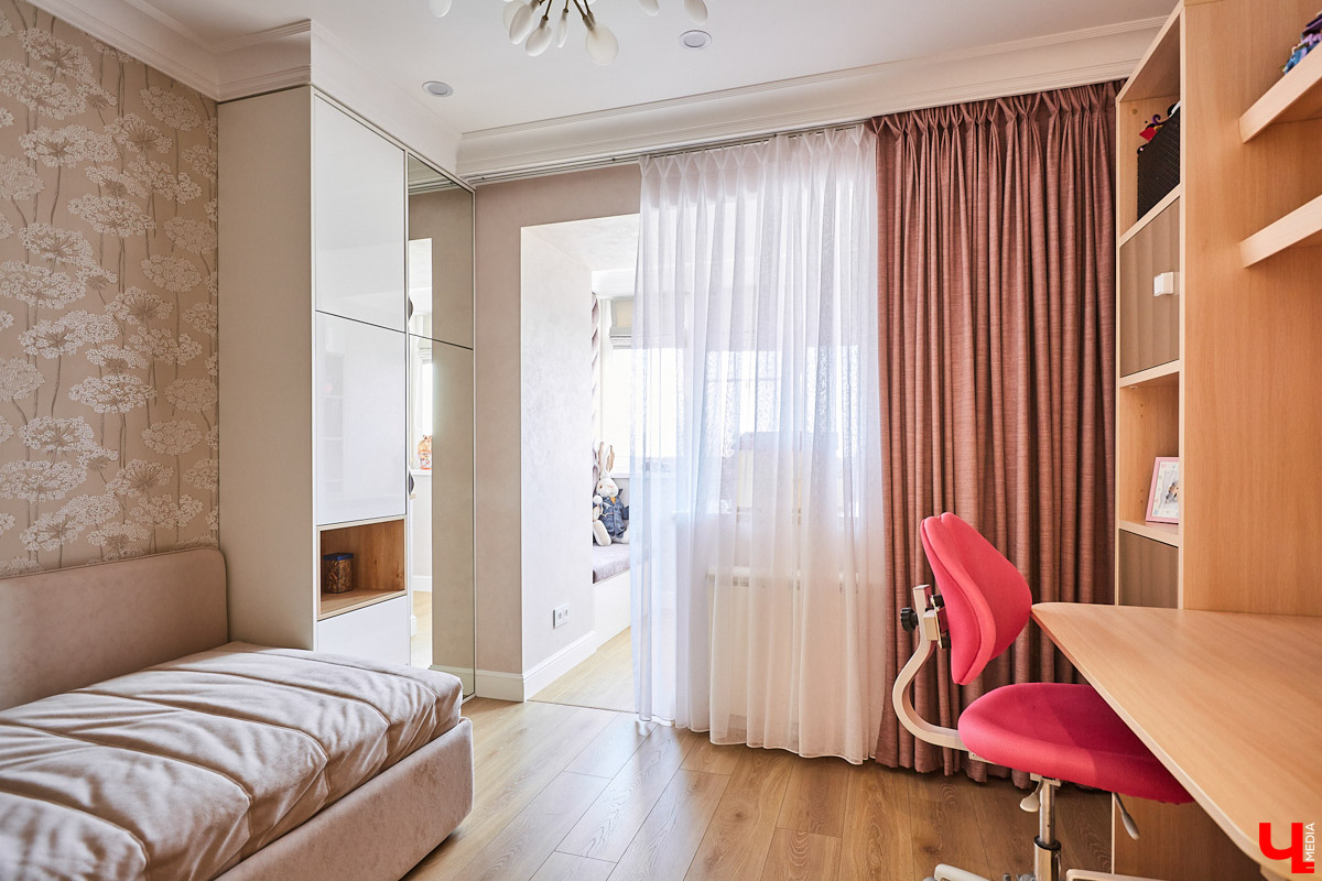 Сделать в квартире детские - задачка интересная, но непростая. Особенно, если комнаты предназначены для девочек, которые не любят розовый цвет.