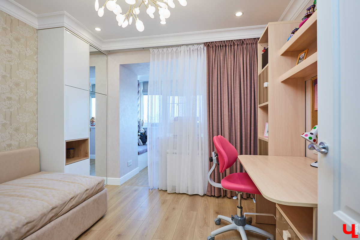 Сделать в квартире детские - задачка интересная, но непростая. Особенно, если комнаты предназначены для девочек, которые не любят розовый цвет.