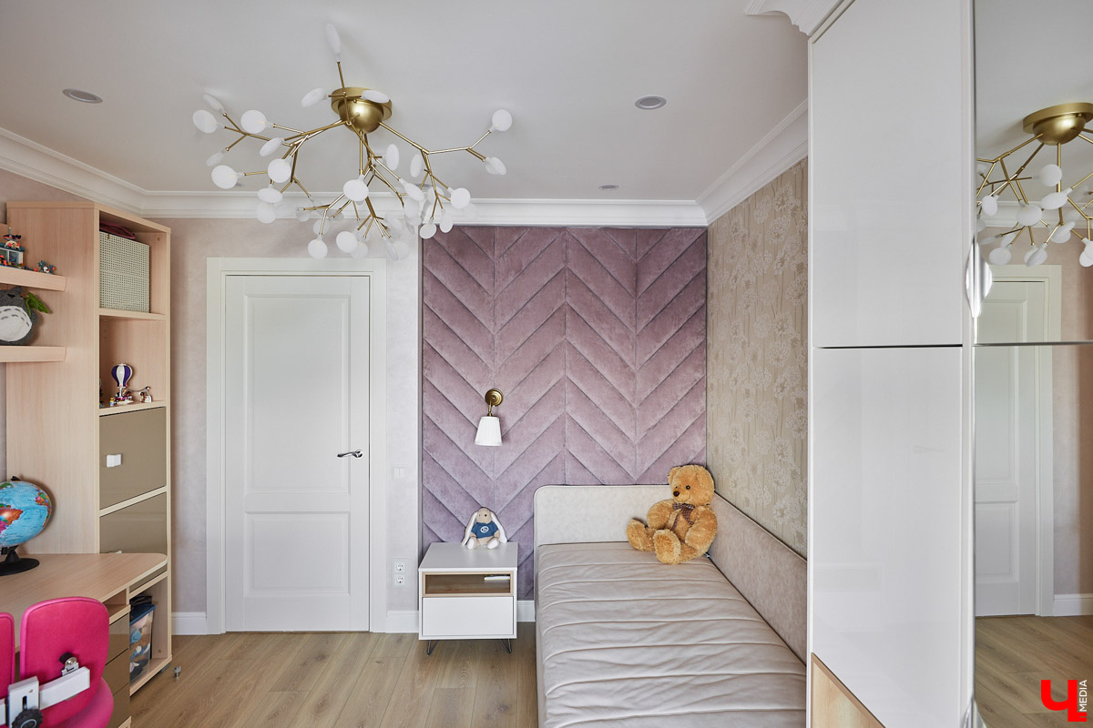 Сделать в квартире детские - задачка интересная, но непростая. Особенно, если комнаты предназначены для девочек, которые не любят розовый цвет.