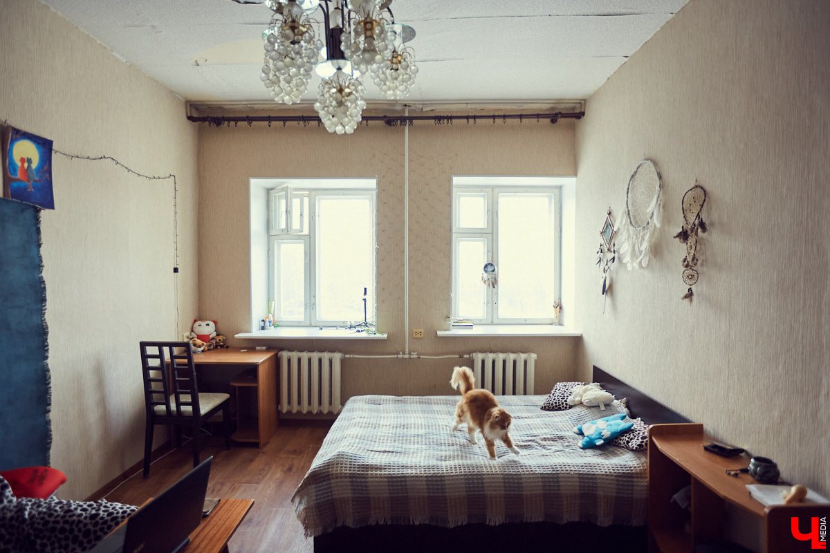 Изучаем плюсы и минусы жизни в историческом здании на центральной улице города вместе с журналистом и фотографом Александром Мясниковым.