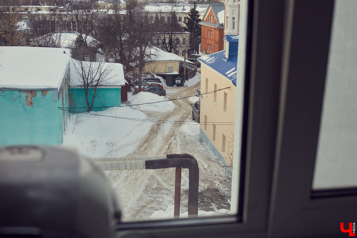 Изучаем плюсы и минусы жизни в историческом здании на центральной улице города вместе с журналистом и фотографом Александром Мясниковым.