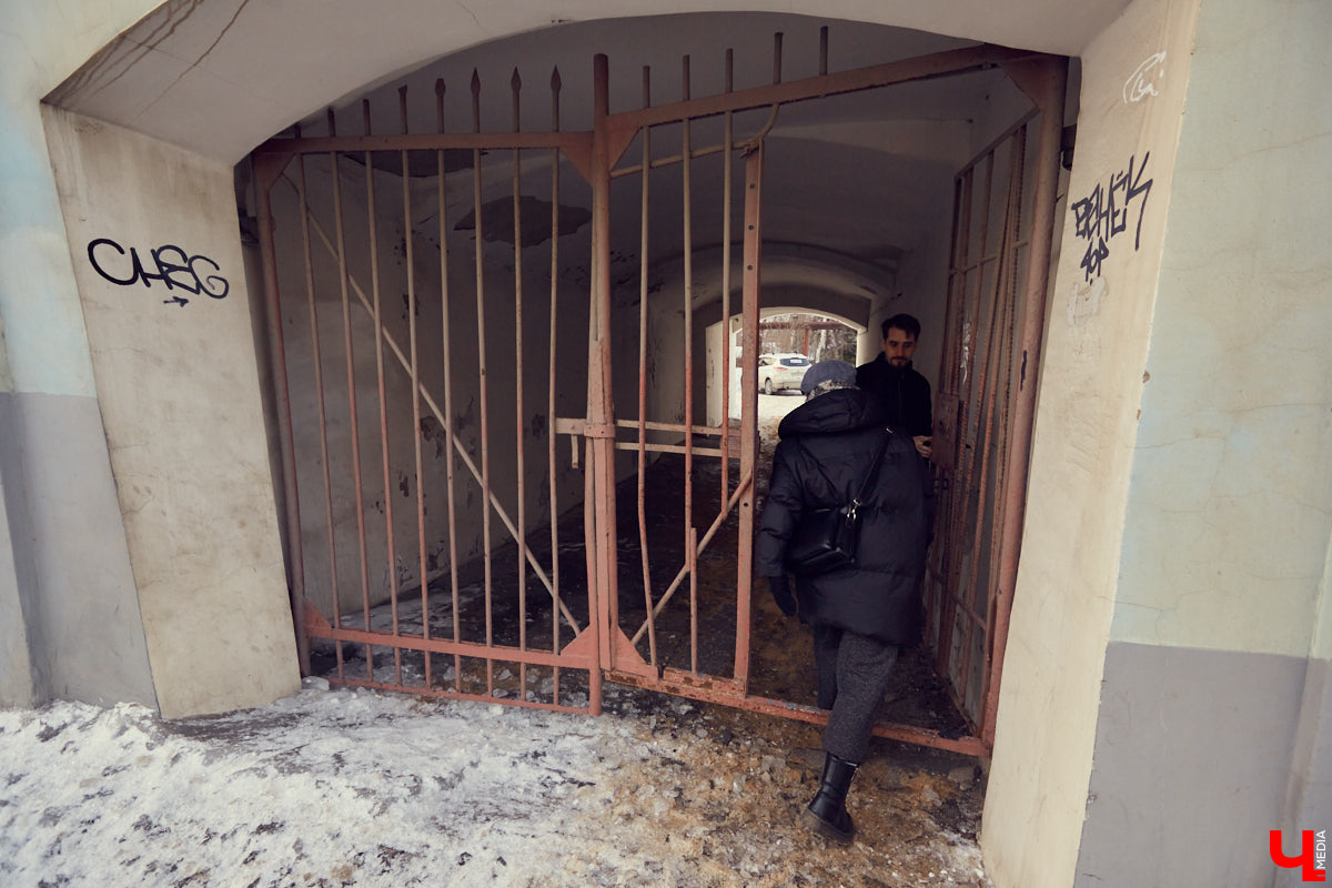 Изучаем плюсы и минусы жизни в историческом здании на центральной улице города вместе с журналистом и фотографом Александром Мясниковым.