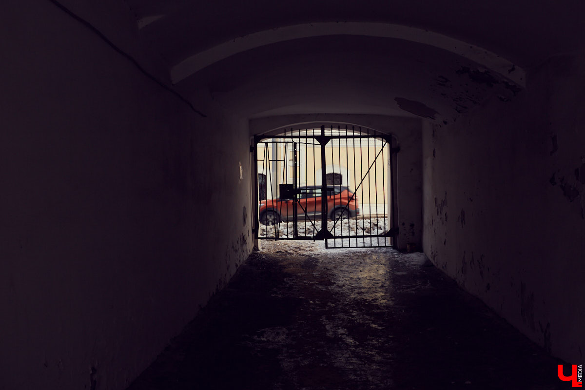 Изучаем плюсы и минусы жизни в историческом здании на центральной улице города вместе с журналистом и фотографом Александром Мясниковым.