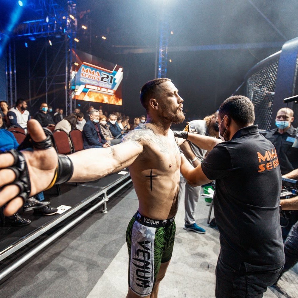 Позитивная новость из мира ММА. Муромский Конор Макгрегор — победитель премии MMA Series Аwards 2020. Его поединок с Алексеем Ляпуновым признан «Боем года».