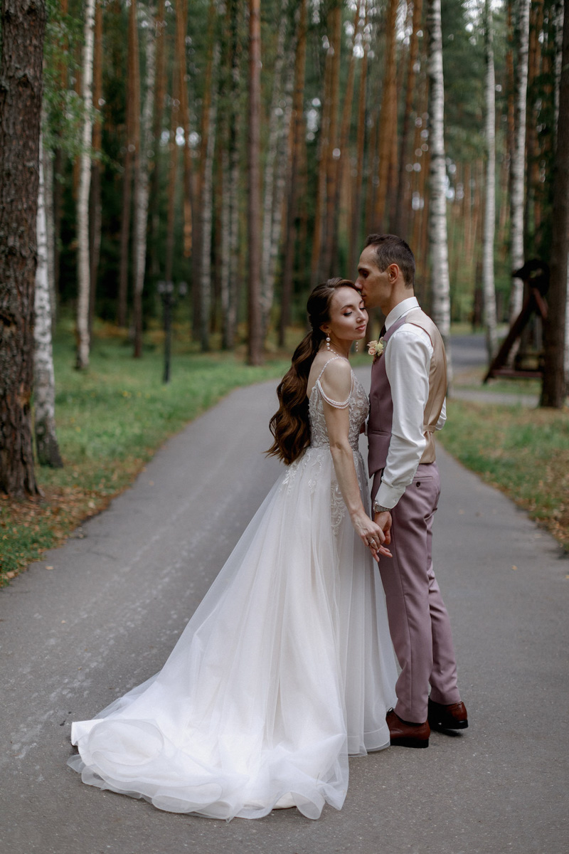 Свадьбы сегодня совершенно не похожи на то, что можно увидеть на фото с конца 90-х. Что же конкретно изменилось в этой сфере за последние 20 лет?