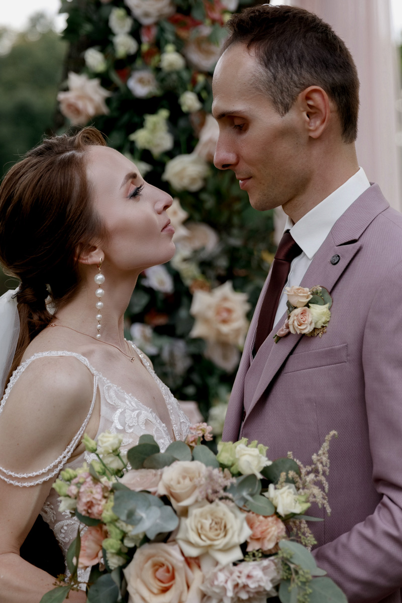 Свадьбы сегодня совершенно не похожи на то, что можно увидеть на фото с конца 90-х. Что же конкретно изменилось в этой сфере за последние 20 лет?