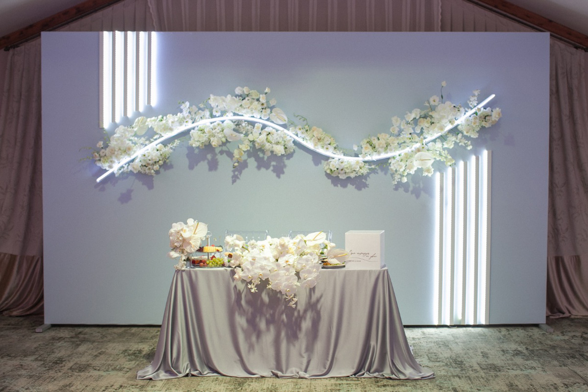 Свадьбы сегодня совершенно не похожи на то, что можно увидеть на фото с конца 90-х. Что же конкретно изменилось в этой сфере за последние 20 лет?