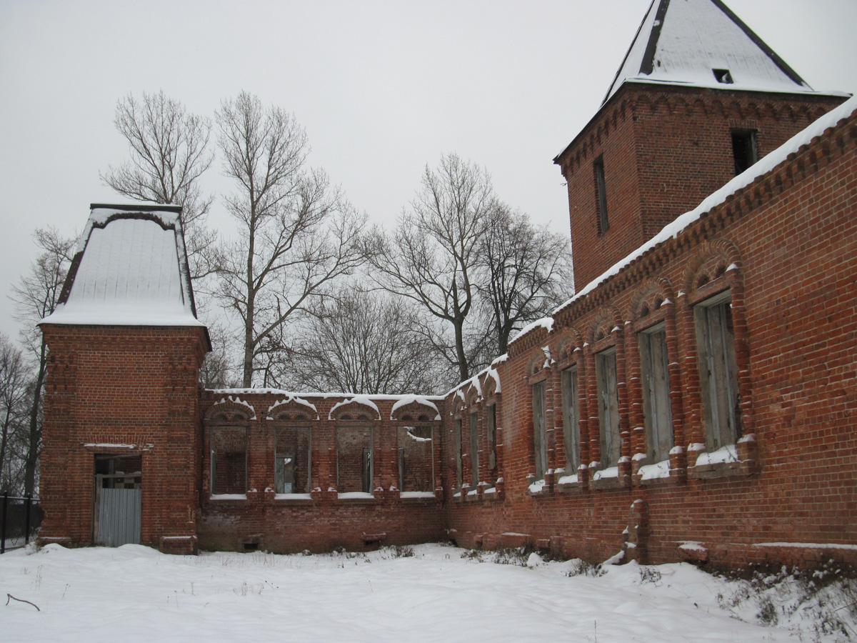 Есть во Мстёре немало интересных зданий. Одно из них - бывшая земская больница, построенная в 1913-1915 годах. Сейчас она заброшена и разрушается. Пока живы хотя бы руины, взглянули на них и вспомнили историю.