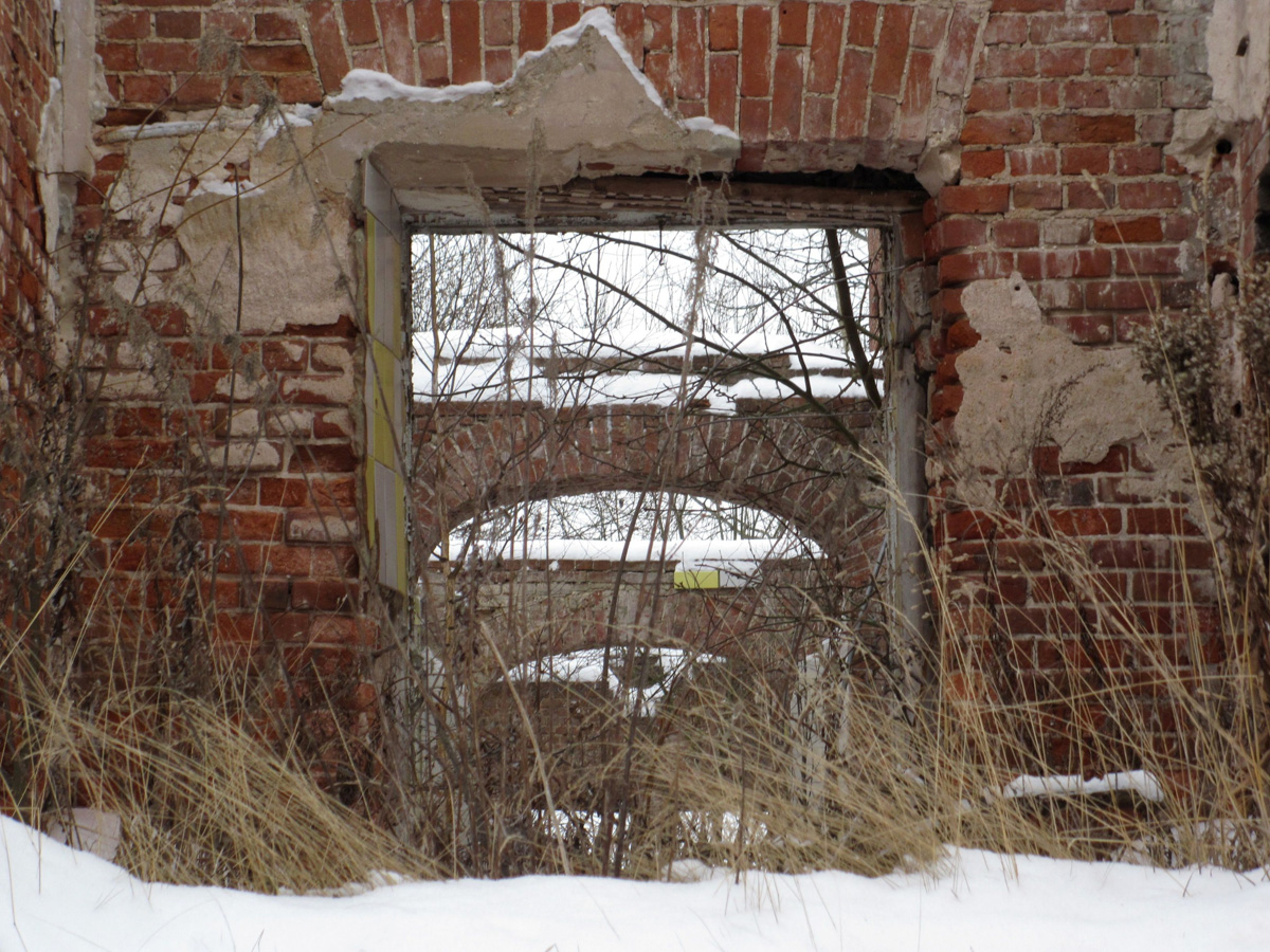 Есть во Мстёре немало интересных зданий. Одно из них - бывшая земская больница, построенная в 1913-1915 годах. Сейчас она заброшена и разрушается. Пока живы хотя бы руины, взглянули на них и вспомнили историю.
