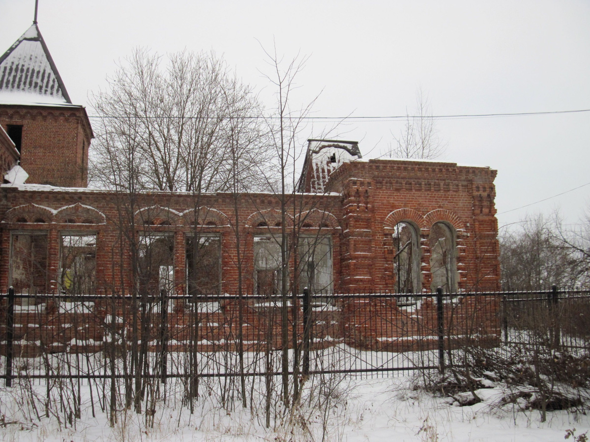 Есть во Мстёре немало интересных зданий. Одно из них - бывшая земская больница, построенная в 1913-1915 годах. Сейчас она заброшена и разрушается. Пока живы хотя бы руины, взглянули на них и вспомнили историю.