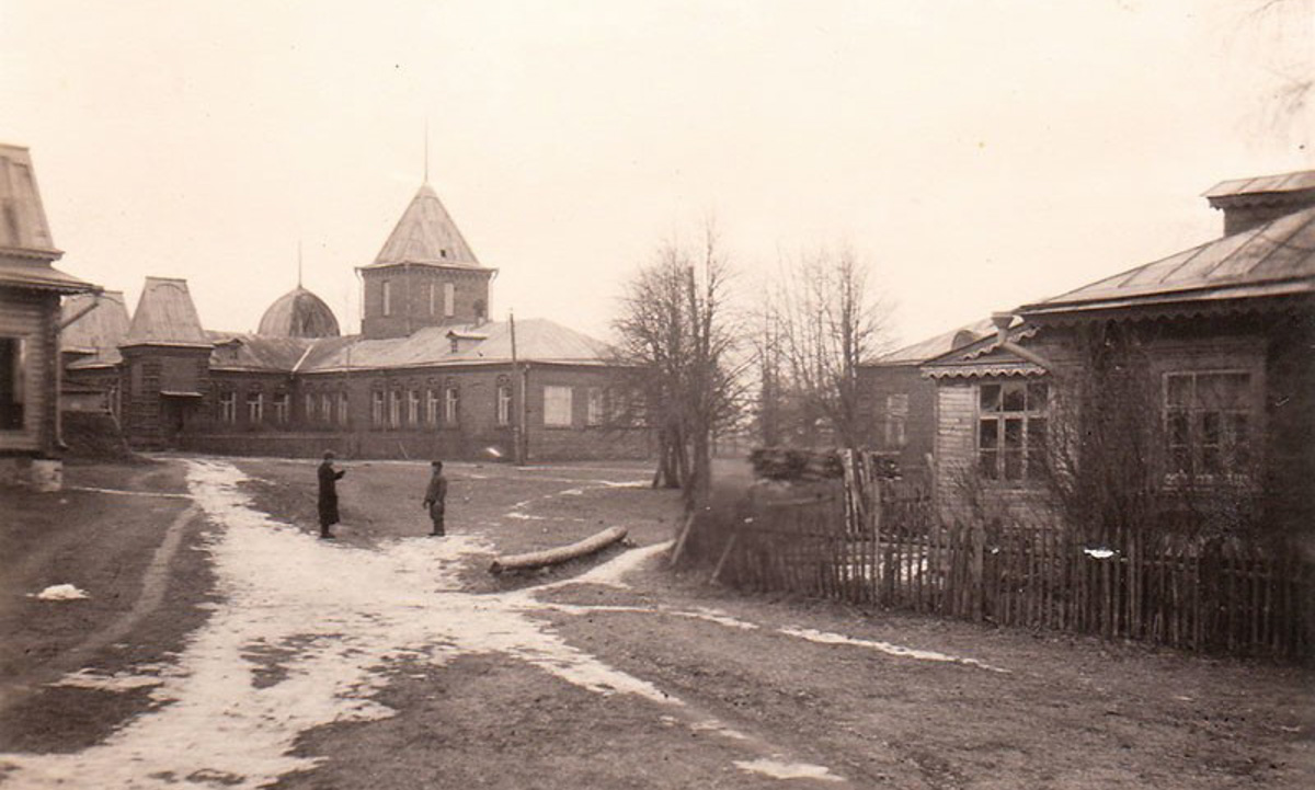 Есть во Мстёре немало интересных зданий. Одно из них - бывшая земская больница, построенная в 1913-1915 годах. Сейчас она заброшена и разрушается. Пока живы хотя бы руины, взглянули на них и вспомнили историю.