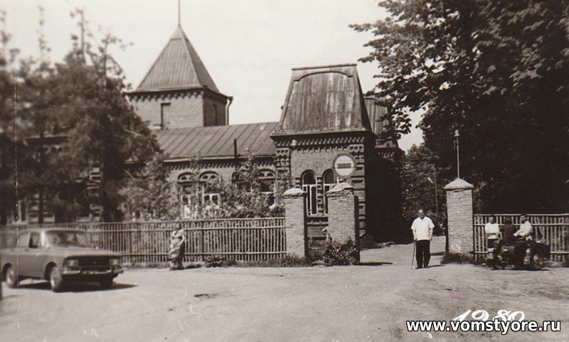 Есть во Мстёре немало интересных зданий. Одно из них - бывшая земская больница, построенная в 1913-1915 годах. Сейчас она заброшена и разрушается. Пока живы хотя бы руины, взглянули на них и вспомнили историю.