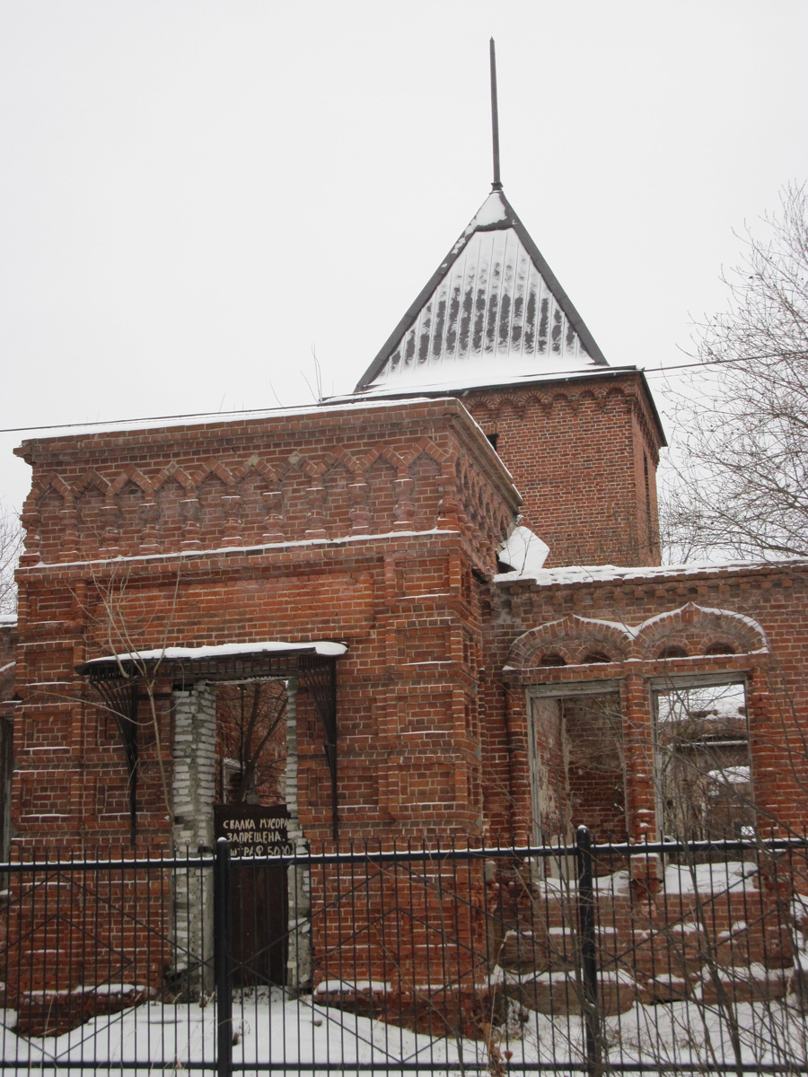 Есть во Мстёре немало интересных зданий. Одно из них - бывшая земская больница, построенная в 1913-1915 годах. Сейчас она заброшена и разрушается. Пока живы хотя бы руины, взглянули на них и вспомнили историю.