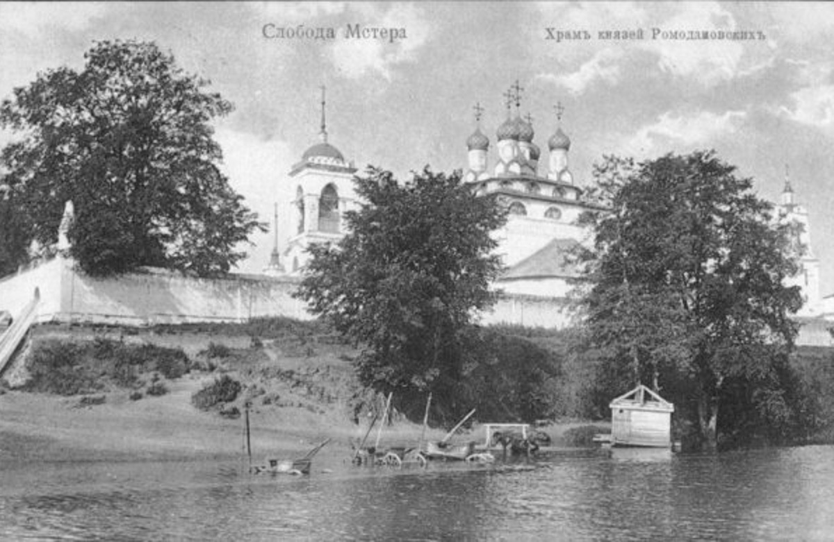 Есть во Мстёре немало интересных зданий. Одно из них - бывшая земская больница, построенная в 1913-1915 годах. Сейчас она заброшена и разрушается. Пока живы хотя бы руины, взглянули на них и вспомнили историю.