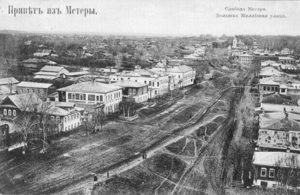 Есть во Мстёре немало интересных зданий. Одно из них - бывшая земская больница, построенная в 1913-1915 годах. Сейчас она заброшена и разрушается. Пока живы хотя бы руины, взглянули на них и вспомнили историю.