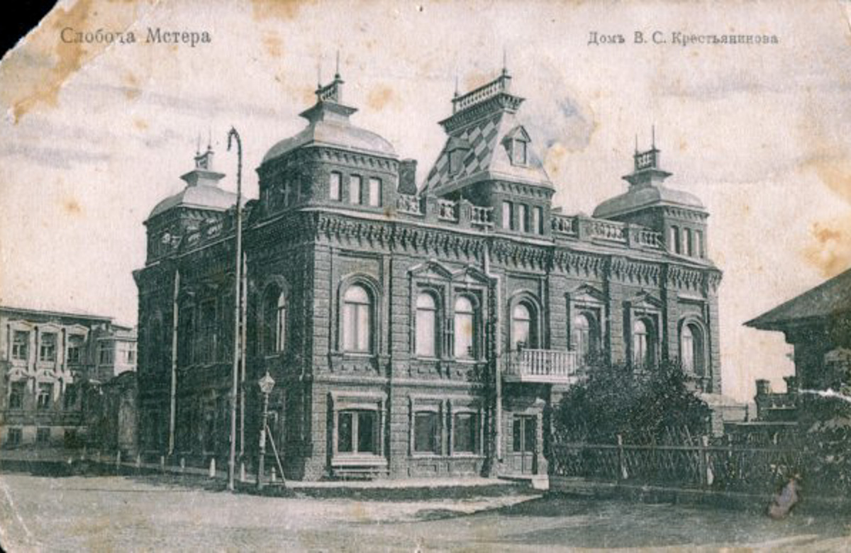 Есть во Мстёре немало интересных зданий. Одно из них - бывшая земская больница, построенная в 1913-1915 годах. Сейчас она заброшена и разрушается. Пока живы хотя бы руины, взглянули на них и вспомнили историю.