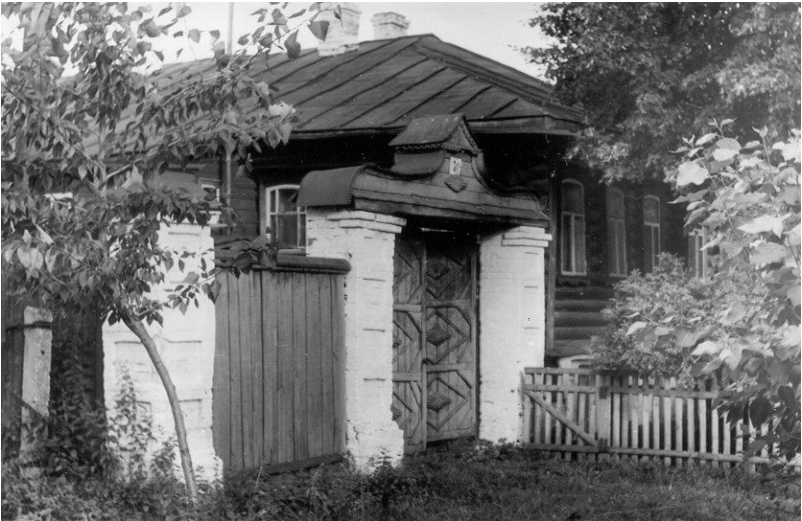 Есть во Мстёре немало интересных зданий. Одно из них - бывшая земская больница, построенная в 1913-1915 годах. Сейчас она заброшена и разрушается. Пока живы хотя бы руины, взглянули на них и вспомнили историю.